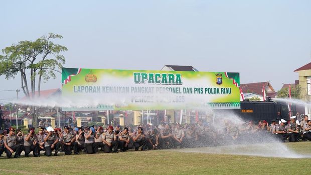 Ratusan personel Polda Riau mendapatkan kenaikan pangkat di HUT Bhayangkara ke-79. Upacara kenaikan pangkat dipimpin Kapolda Irjen Herry Heryawan, Senin (30/6/2025).