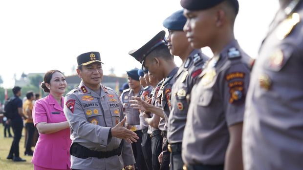 Ratusan personel Polda Riau mendapatkan kenaikan pangkat di HUT Bhayangkara ke-79. Upacara kenaikan pangkat dipimpin Kapolda Irjen Herry Heryawan, Senin (30/6/2025).