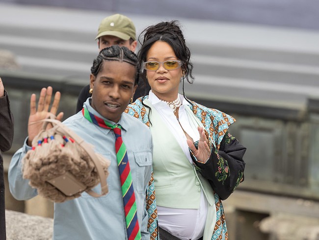 Rihanna, yang tengah mengandung anak ketiga, tampil santai tapi tetap stylish dengan gaya layering. Penyanyi 37 tahun itu mengenakan kemeja putih sederhana sebagai lapisan utama, dipadukan dengan rompi hijau mint yang sebagian kancingnya dibiarkan terbuka untuk memberi ruang buat perutnya yang membesar. (Foto: Arnold Jerocki/Getty Images)
