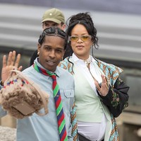 Rihanna, yang tengah mengandung anak ketiga, tampil santai tapi tetap stylish dengan gaya layering. Penyanyi 37 tahun itu mengenakan kemeja putih sederhana sebagai lapisan utama, dipadukan dengan rompi hijau mint yang sebagian kancingnya dibiarkan terbuka untuk memberi ruang buat perutnya yang membesar. (Foto: Arnold Jerocki/Getty Images)