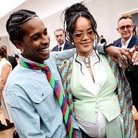Pendiri Fenty Beauty itu menambahkan sentuhan akhir dengan sunnies berlensa kuning dan tatanan rambut sanggul kasual. Namun, aksesori paling mencolok adalah kalung choker Marlo Laz Artemis Cameo yang dikenakannya seharga US$ 70.000 atau sekitar Rp 1,1 miliar. Ia juga mengenakan anting-anting dari Briony Raymond, termasuk Sloan Ear Cuff bertatahkan berlian dan Sloan Stud Earrings. (Foto: Anthony Ghnassia/Getty Images for Dior Homme)
