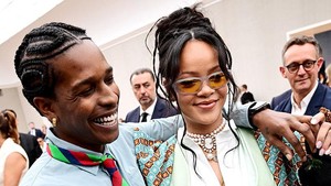 A$AP Rocky udah lama bareng sama Rihanna, yang sekarang juga miliarder berkat Fenty Beauty dan Savage x Fenty. Kekayaan RiRi? Sekitar USD 1 miliar. Sebelum kaya sendiri, Rihanna pernah pacaran juga sama Hassan Jameel dari keluarga konglomerat otomotif Timur Tengah. Foto: Anthony Ghnassia/Getty Images for Dior Homme