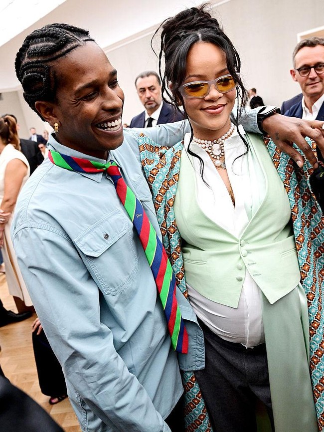 Rihanna Pakai Choker Mutiara Rp 1 M di Show Dior Perdana Jonathan Anderson