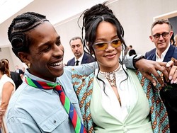 Rihanna Pakai Choker Mutiara Rp 1 M di Show Dior Perdana Jonathan Anderson