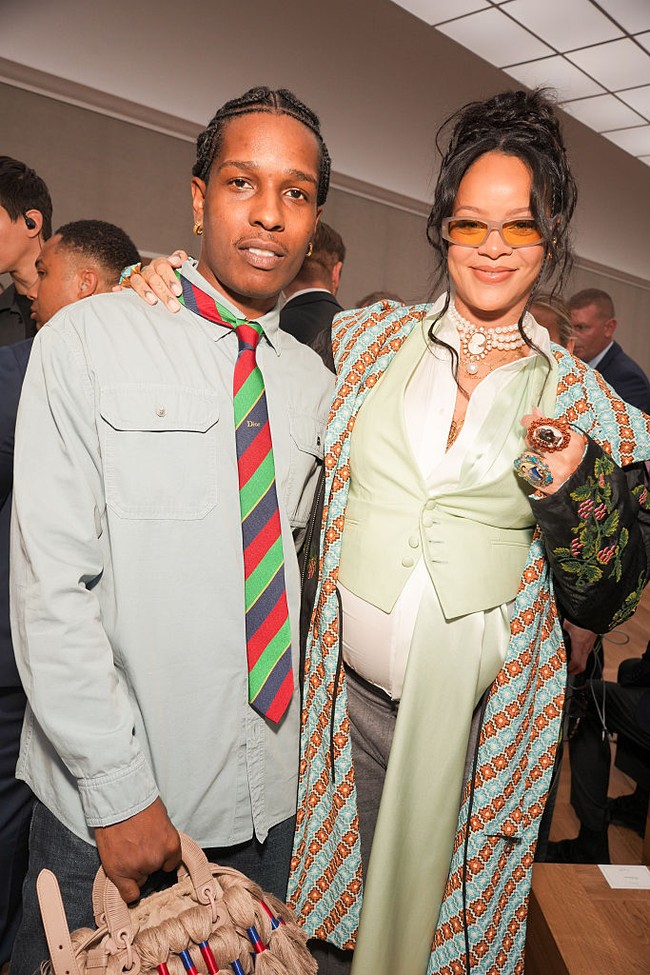 A$AP Rocky tak kalah stylish. Pria 36 tahun ini memilih kemeja biru langit dengan saku model kargo, yang dipadukan dengan dasi garis-garis merah, hijau, dan biru dari Dior, serta celana denim biru klasik. Rapper yang pernah menjadi wajah kampanye Dior Homme pada 2016 ini juga membawa tas kecil warna taupe yang dihiasi rumbai serta mengenakan beberapa anting sebagai pelengkap penampilannya. (Foto: Swan Gallet/WWD via Getty Images)
