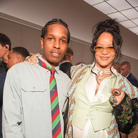 A$AP Rocky tak kalah stylish. Pria 36 tahun ini memilih kemeja biru langit dengan saku model kargo, yang dipadukan dengan dasi garis-garis merah, hijau, dan biru dari Dior, serta celana denim biru klasik. Rapper yang pernah menjadi wajah kampanye Dior Homme pada 2016 ini juga membawa tas kecil warna taupe yang dihiasi rumbai serta mengenakan beberapa anting sebagai pelengkap penampilannya. (Foto: Swan Gallet/WWD via Getty Images)