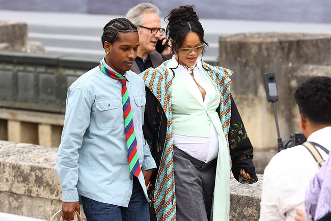 Kehadiran Rihanna dalam acara ini menjadi sorotan karena terjadi kurang dari sebulan setelah sang ayah, Ronald Fenty, meninggal dunia pada 31 Mei lalu di Los Angeles akibat sakit. Sebelum tampil di Paris, pasangan ini terakhir kali tampil bersama di karpet merah Festival Film Cannes pada 19 Mei. (Foto: Marc Piasecki/WireImage)