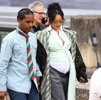 Kehadiran Rihanna dalam acara ini menjadi sorotan karena terjadi kurang dari sebulan setelah sang ayah, Ronald Fenty, meninggal dunia pada 31 Mei lalu di Los Angeles akibat sakit. Sebelum tampil di Paris, pasangan ini terakhir kali tampil bersama di karpet merah Festival Film Cannes pada 19 Mei. (Foto: Marc Piasecki/WireImage)