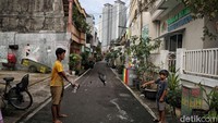 Sejumlah anak bermain menghabiskan waktu liburan sekolah di kawasan Sunter Agung, Jakarta Utara, Senin (30/6/2025).
