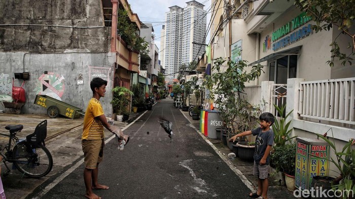 Sejumlah anak bermain menghabiskan waktu liburan sekolah di kawasan Sunter Agung, Jakarta Utara, Senin (30/6/2025).