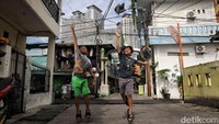 Di tengah deretan rumah yang berdempetan dan jalan sempit yang hanya cukup dilalui satu sepeda motor, terdengar riuh tawa dan teriakan kecil anak-anak.