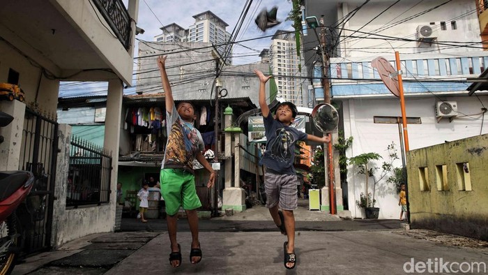 Riuh Tawa Anak-anak Hiasi Gang Sempit Sunter Agung Sejumlah anak bermain menghabiskan waktu liburan sekolah di kawasan Sunter Agung, Jakarta Utara, Senin (30/6/2025).