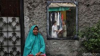 Di sela-sela gang yang nyaris tak pernah sunyi, mereka menjadikan ruang-ruang sempit sebagai panggung kebahagiaan.
