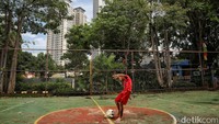 Bola plastik murah yang sudah kempes sebagian tetap menggelinding seru di antara kaki-kaki kecil yang berlari tanpa alas kaki.