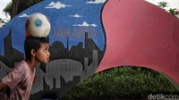 Inilah suasana yang terekam di kawasan permukiman padat Sunter Agung saat liburan sekolah tiba. Anak-anak tetap menemukan cara untuk bersenang-senang.