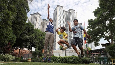 Riuh Tawa Anak-anak Hiasi Gang Sempit Sunter Agung