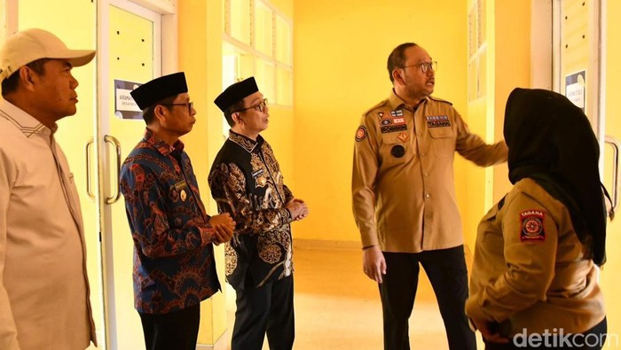 Sekjen Kemensos RI Robben Rico saat meninjau Sekolah Rakyat di Kabupaten Soppeng beberapa saat lalu.
