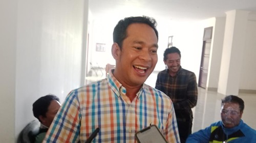 Royal Sembahulun, Ketua Forum Wisata Lingkar Rinjani, ketika diwawancarai awak media seusai hearing bersama masyarakat Sembalun di DPRD Lombok Timur, Senin (30/6/2025). (M Sanusi Ardi W/detikBali)