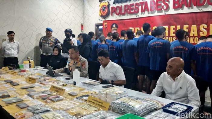 Polisi membongkar kasus penyalahgunaan narkoba di Bandung.. Salah satunya sabu oplosan blue ice.