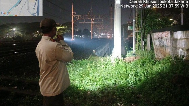 Kepingan Puzzle yang Belum Ketemu di Balik Tembok Bolong Jatinegara