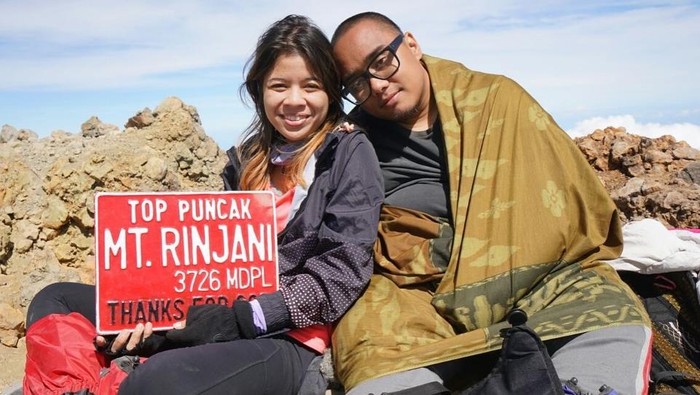 Ketika Saykoji dan istri sampai di puncak Gunung Rinjani.