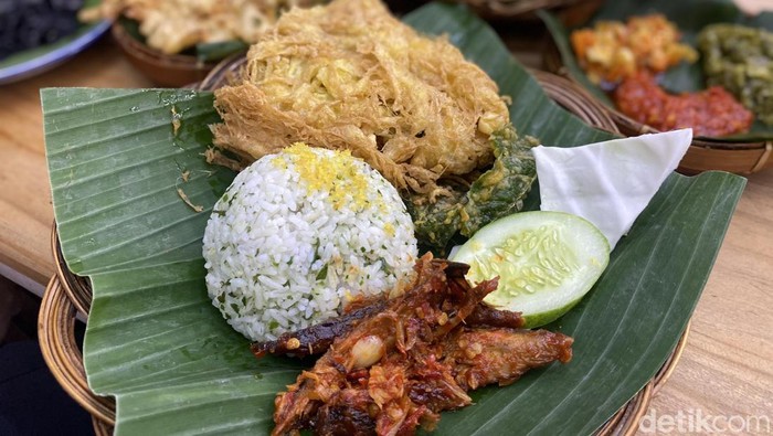 Sego Ndok Mbak Asih: Nasi Telur Komplet Rp 20 Ribuan yang Viral di Bekasi