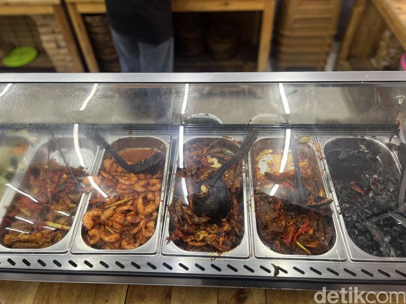 Sego Ndok Mbak Asih: Sedap! Nasi Telur Komplet Rp 20 Ribuan yang Viral di Bekasi