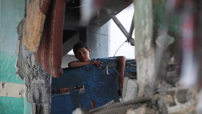 Palestinians inspect the damage at an UNRWA school sheltering displaced people that was hit in an Israeli air strike on Sunday, in Gaza City, June 30, 2025. REUTERS/Mahmoud Issa