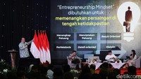CT lantas memaparkan tiga karakter utama Gen-Z. Pertama, digital native. Kedua, sangat aktif di media sosial. Chairman CT Corp itu meyakini 100% media sosial diisi milenial dan Gen-Z. Kalau pun ada orang tua, bersifat ikut-ikutan. Ketiga, semangat wirausaha sangat tinggi. CT lantas mengutip sebuah survei yang melaporkan sebanyak 55% dari Gen-Z di Indonesia bercita-cita menjadi pengusaha.