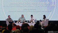 Hadir dalam diskusi tersebut (kiri-kanan) ekonom Raden Pardede, Ketua Dewan Usaha Kadin Chairul Tanjung, Ketum PBNU Yahya Cholil Staquf dan host Chaca Annisa. Turut memberi keynote speech Gubernur Lemhanas Ace Hasan Syadzily.