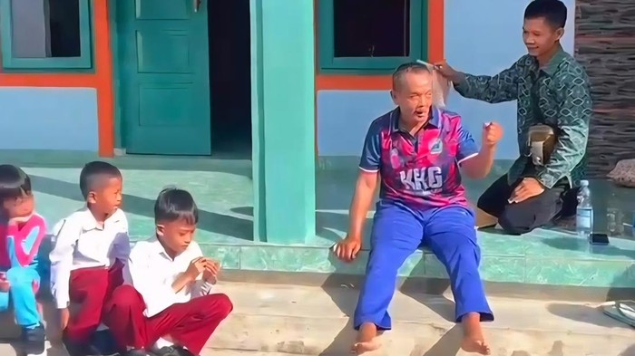 Seorang guru olahraga SDN Giritirto, Purwosari, Gunungkidul, Pujiyono (60) berlari puluhan kilometer dari rumahnya di Sanden, Bantul ke tempatnya bekerja sebagai nazar jelang purnatugas.
