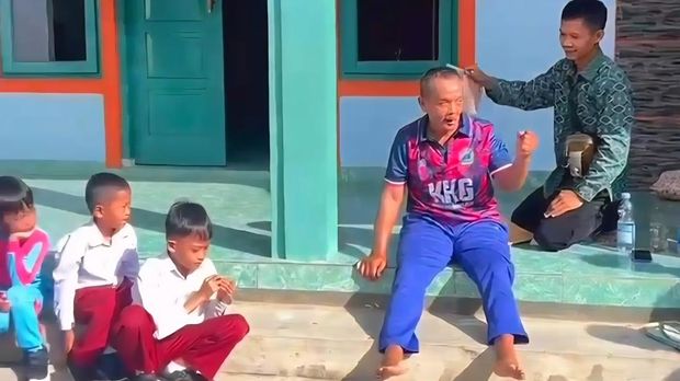 Seorang guru olahraga SDN Giritirto, Purwosari, Gunungkidul, Pujiyono (60) berlari puluhan kilometer dari rumahnya di Sanden, Bantul ke tempatnya bekerja sebagai nazar jelang purnatugas.