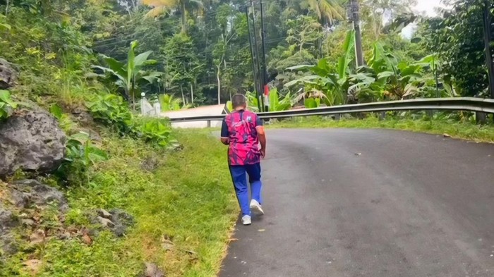 Seorang guru olahraga SDN Giritirto, Purwosari, Gunungkidul, Pujiyono (60) berlari puluhan kilometer dari rumahnya di Sanden, Bantul ke tempatnya bekerja sebagai nazar jelang purnatugas.