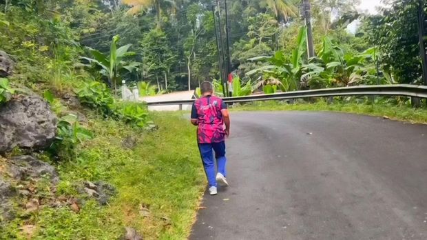 Seorang guru olahraga SDN Giritirto, Purwosari, Gunungkidul, Pujiyono (60) berlari puluhan kilometer dari rumahnya di Sanden, Bantul ke tempatnya bekerja sebagai nazar jelang purnatugas.