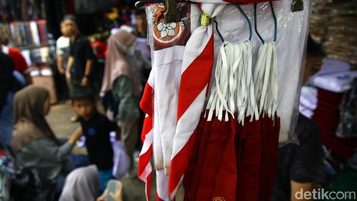Menjelang tahun ajaran 2025/2026, warga mulai memburu perlengkapan sekolah. Pasar Jatinegara jadi salah satu tujuan utama belanja seragam.