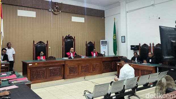 Sidang dakwaan mantan Kapolres Ngada, Fajar Widyadharma Lukman Sumaatmadja bersama Fani di PN Kupang, Senin (30/6/2025).