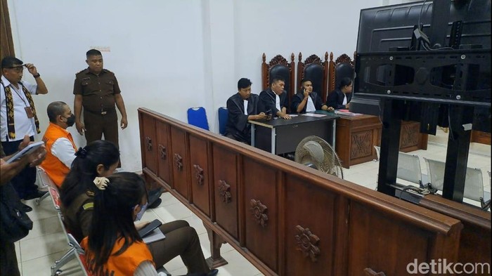 Sidang dakwaan mantan Kapolres Ngada, Fajar Widyadharma Lukman Sumaatmadja bersama Fani di PN Kupang, Senin (30/6/2025).