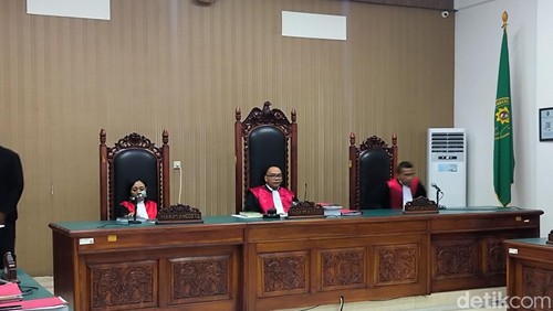 Suasana sidang perdana dengan terdakwa Eks Kapolres Ngada Fajar dan terdakwa Fani di PN Kupang.