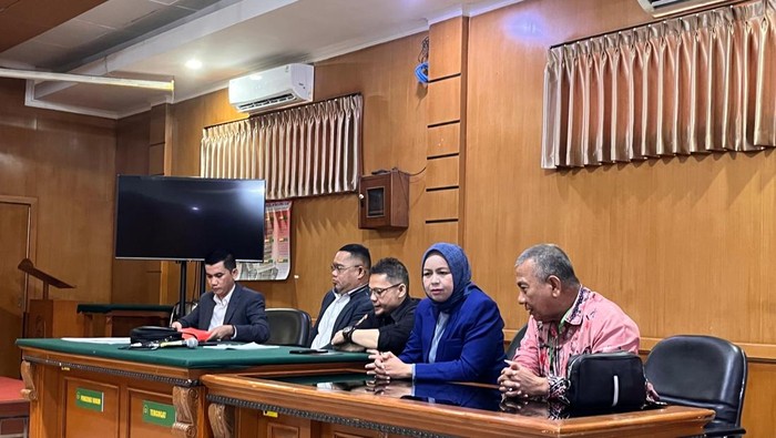 Sidang gugatan Lina Mariana kepada mantan Gubernur Jawa Barat Ridwan Kamil di PN Bandung.