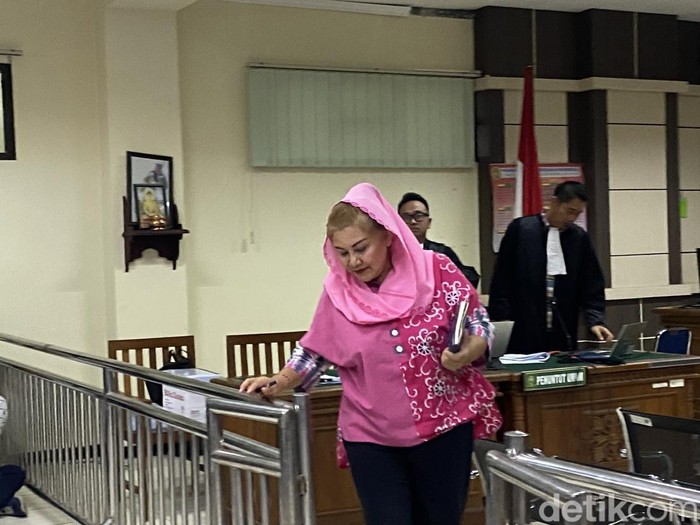 Eks Walkot Semarang, Hevearita Gunaryanti Rahayu dalam sidang kasus dugaan korupsi dirinya dan suaminya, Alwin Basri di Pengadilan Tipikor Semarang, Senin (30/6/2025).