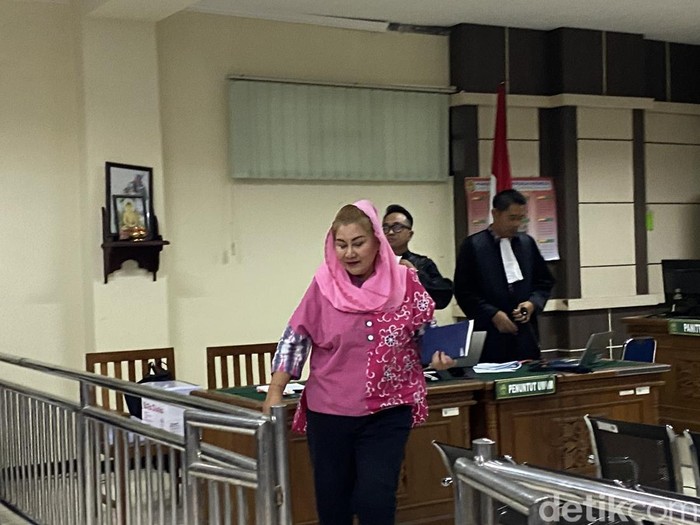 Eks Walkot Semarang, Hevearita Gunaryanti Rahayu dalam sidang kasus dugaan korupsi dirinya dan suaminya, Alwin Basri di Pengadilan Tipikor Semarang, Senin (30/6/2025).