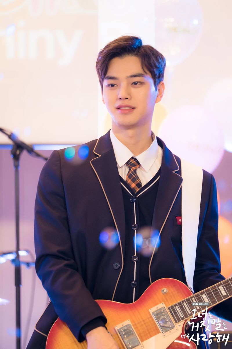 Penampilan Song Kang saat mengawali debut akting di drama Korea The Liar and His Lover pada tahun 2017.