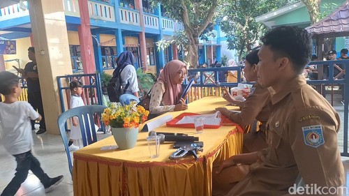 Suasana SPMB jalur domisili hari pertama di SDN 2 Cakranegara, Kota Mataram, Senin (30/6/2025)