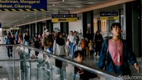 Sementara itu, kedatangan seluruh perjalanan Commuter Line Rangkasbitung dialihkan ke jalur 3 di bangunan lama, di mana penumpang yang turun atau transit diarahkan untuk menggunakan peron tersebut.