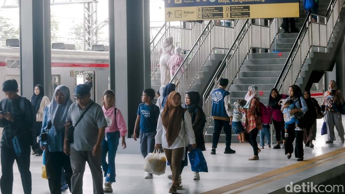 Stasiun Tanah Abang, Jakarta, kini tampil lebih modern setelah proses revitalisasi rampung dan resmi digunakan sejak Minggu (29/6/2025).