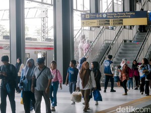 KRL Belum Bisa Operasi 24 Jam, KAI Ungkap Alasannya