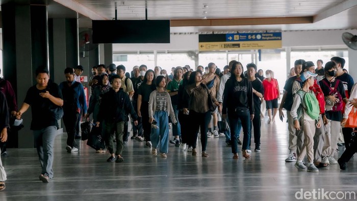 Stasiun Tanah Abang, Jakarta, kini tampil lebih modern setelah proses revitalisasi rampung dan resmi digunakan sejak Minggu (29/6/2025).