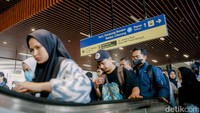 Penumpang kereta rel listrik (krl) beraktivitas di Stasiun Tanah Abang, Jakarta, Selasa (1/7).