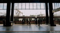 Berdasarkan data Mei 2025, Stasiun Tanah Abang menjadi stasiun Commuter Line tersibuk kedua di Jabodetabek, dengan 1.314.359 penumpang naik dan 1.252.660 penumpang turun selama sebulan. Angka ini menegaskan tingginya kepercayaan masyarakat terhadap moda transportasi ini di ibu kota.