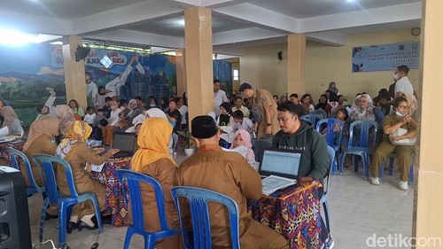 Suasana pendaftaran jalur domisili SPMB 2025 di SDN 2 Cakranegara, Kota Mataram, Senin (30/6/2025). (Nathea Citra/detikBali)